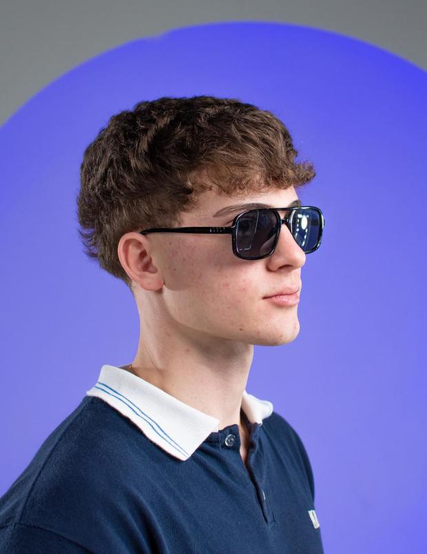 Egresado con los lentes del combo