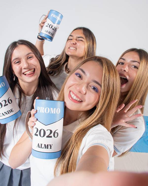 Egresadas con sus vasos Promo 2026