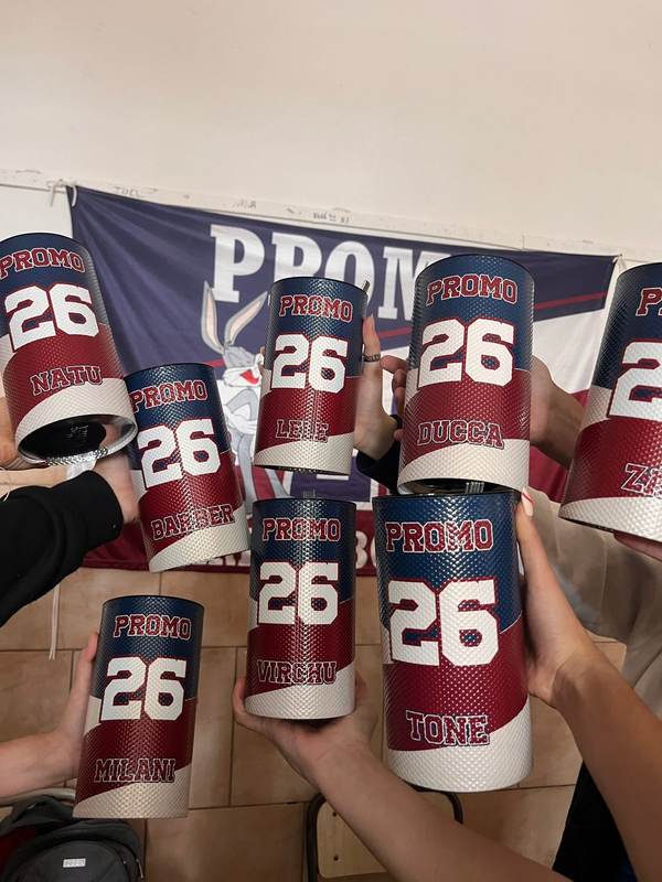 Vasos Promo 26 con el nombre de cada uno en alto
