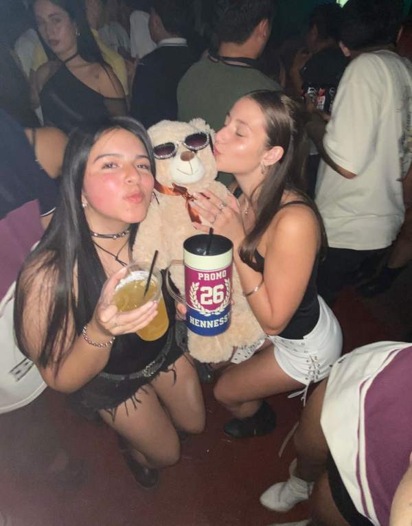 Egresadas en la joda con el vaso de la promo