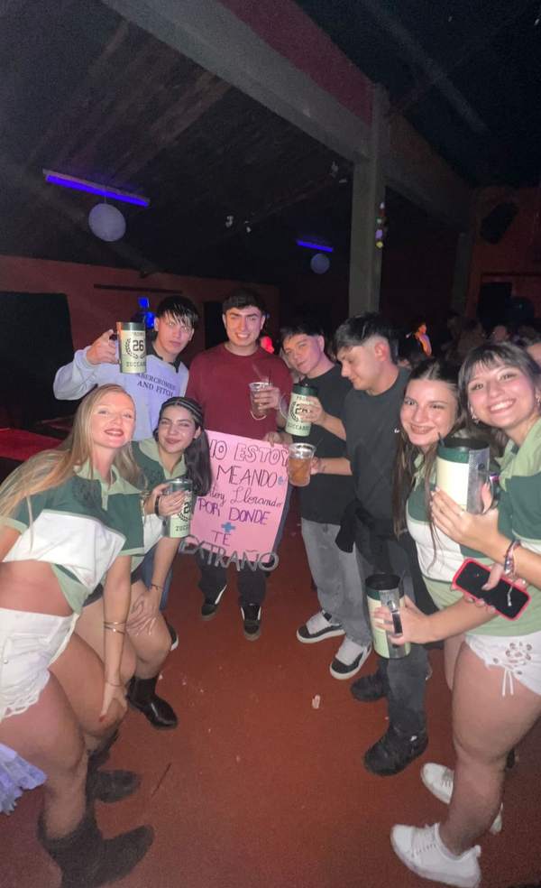Promo en la fiesta con los vasos y un cartel