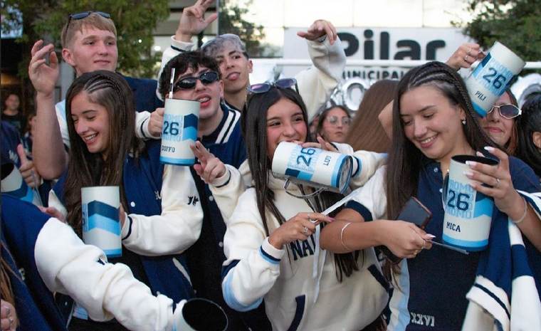 Egresados festejando en la calle con los vasos