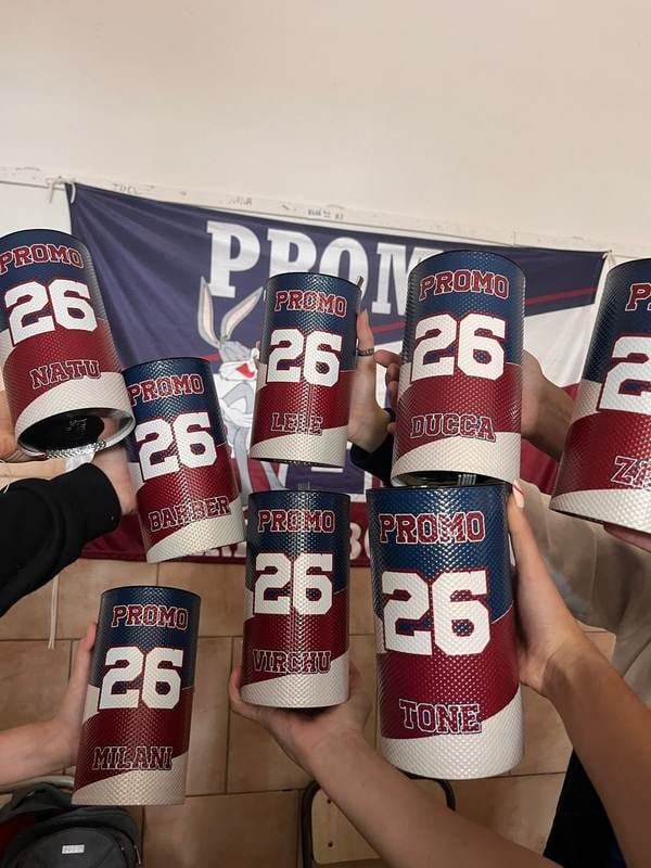 Vasos de la Promo 26 en alto, cada uno con su nombre