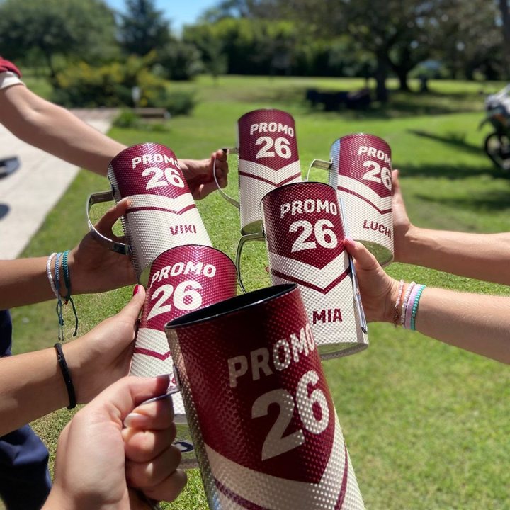 Brindis con los vasos de la Promo 26, cada uno con su nombre