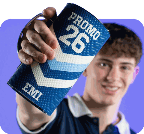 Egresado mostrando su vaso Promo 26 con el nombre Emi
