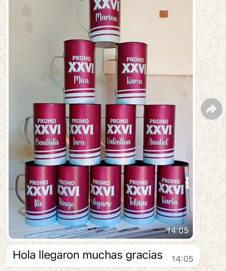 Foto de los vasos Promo XXVI de un curso, apilados en pirámide, y el mensaje: Hola llegaron muchas gracias