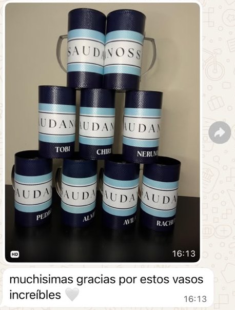 Foto de los vasos de una promo apilados, y el mensaje: muchísimas gracias por estos vasos increíbles