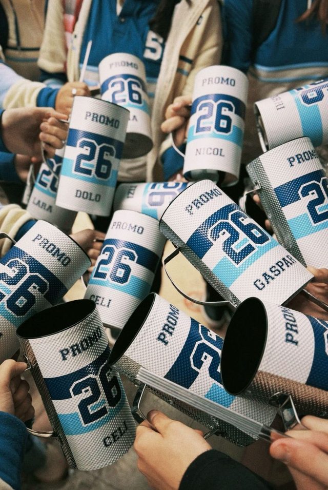 Los vasos de toda una promo juntos, cada uno con su nombre